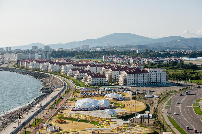 Время занимать места на пляжах Сочи